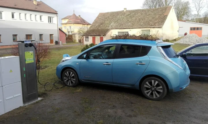 Voiture électrique réelle photographiée près d’une borne de recharge pour « Voiture électrique en appartement en Belgique : Solutions de recharge collective »