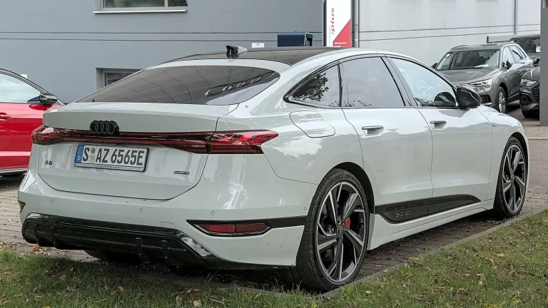 Voiture électrique réelle photographiée en extérieur pour « Voiture électrique en Belgique : guide complet »