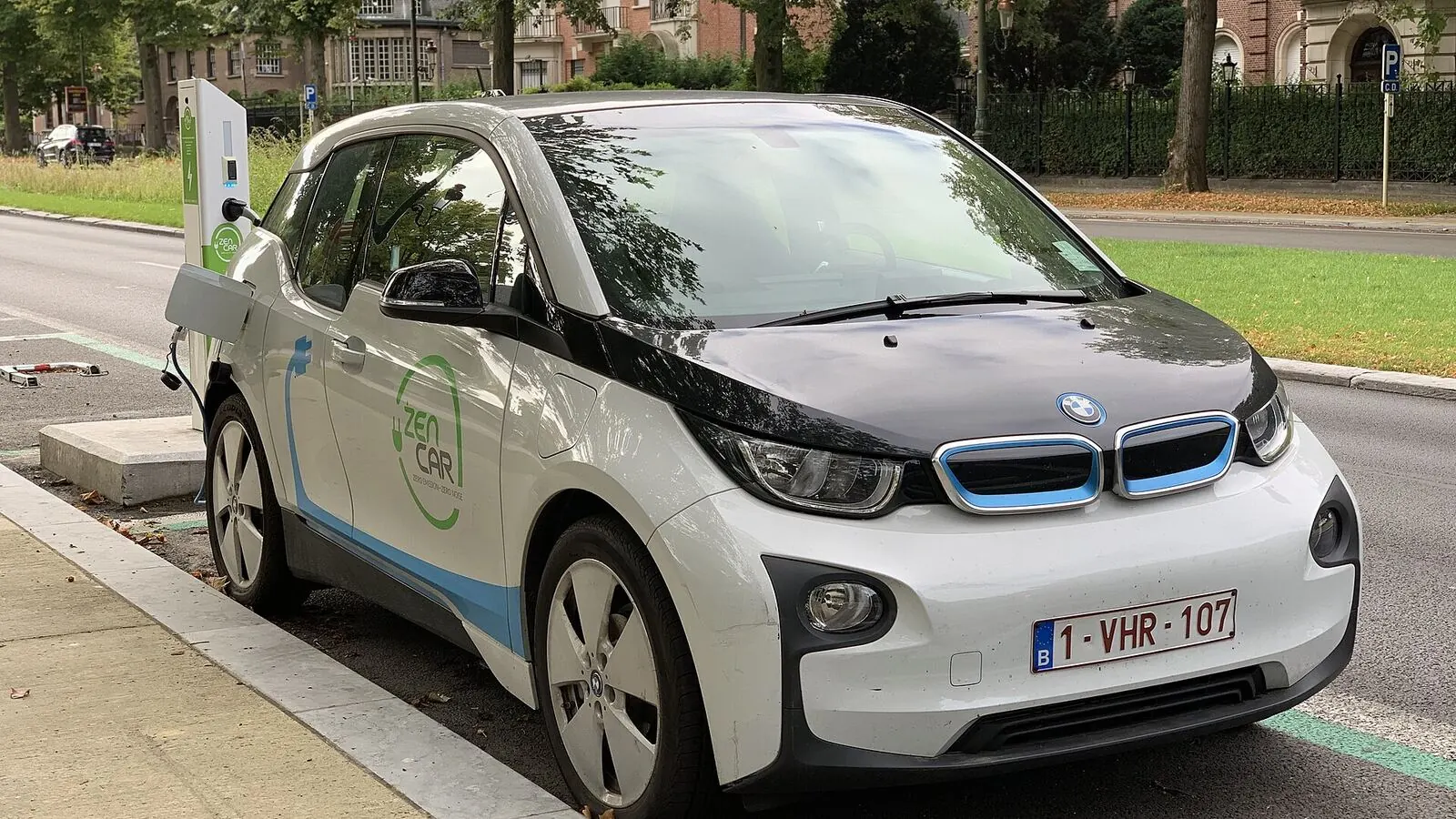 Voiture électrique réelle photographiée en extérieur pour « Voitures Écologiques d’Occasion: Hybrides et Électriques en Belgique »
