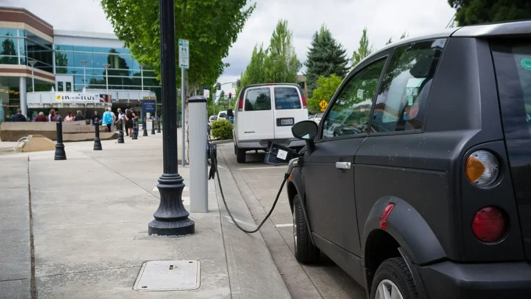 Voiture électrique réelle photographiée près d’une borne de recharge pour « Voitures électriques en Belgique: Subventions, bornes et modèles »