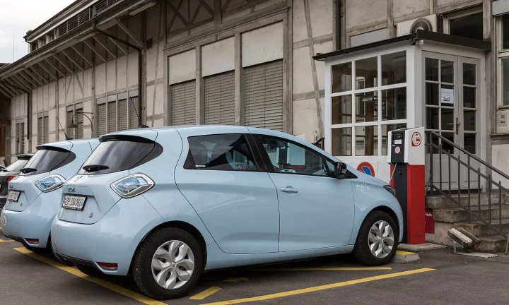 Voiture électrique réelle photographiée en extérieur pour « Voitures Électriques Chinoises en Belgique : Une Alternative aux Marques Établies ? »