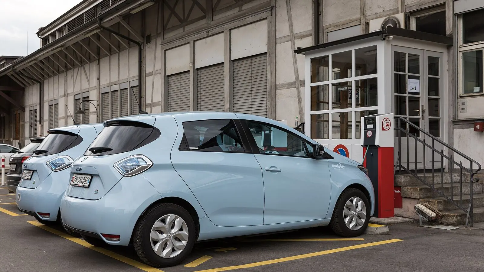 Voiture électrique réelle photographiée en extérieur pour « Voitures Électriques Chinoises en Belgique : Une Alternative aux Marques Établies ? »