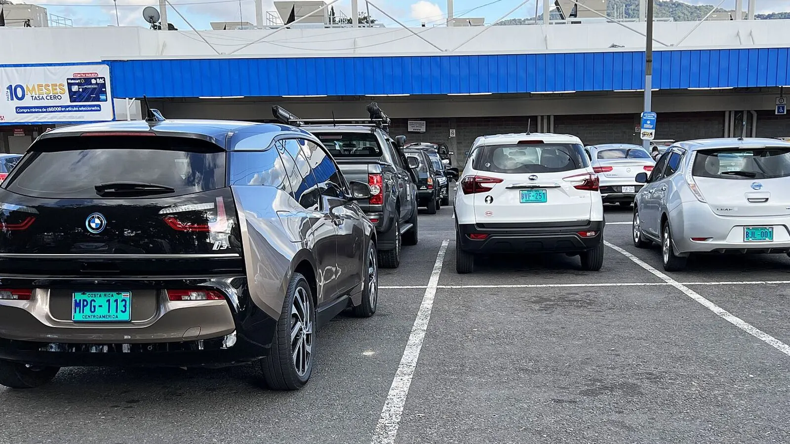 Voiture électrique réelle photographiée en extérieur pour « Voitures Électriques et Hybrides Belgique »