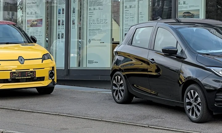 Voiture électrique réelle photographiée en extérieur pour « Voitures Électriques pour les Jeunes Conducteurs en Belgique : Sélection et Conseils »