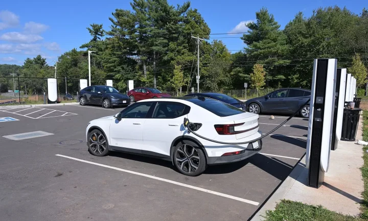 Voiture électrique réelle photographiée en extérieur pour « Voitures électriques à moins de 40 000€ en Belgique : Les meilleures options »