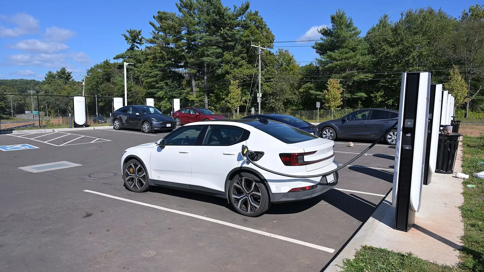 Voiture électrique réelle photographiée en extérieur pour « Voitures électriques à moins de 40 000€ en Belgique : Les meilleures options »