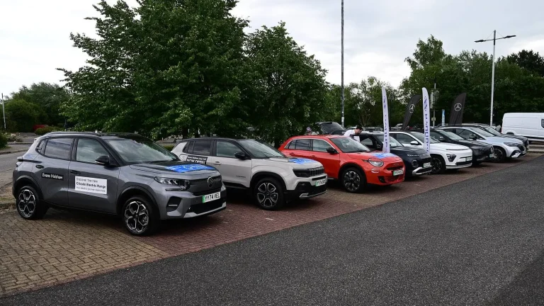 Voiture électrique réelle photographiée en extérieur pour « Voitures Électriques d’Occasion en Belgique : Opportunité ou Risque ? »