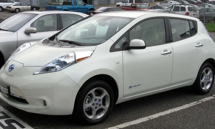 Voiture électrique réelle photographiée en extérieur pour « Voitures électriques et panneaux solaires en Belgique : Une synergie gagnante »