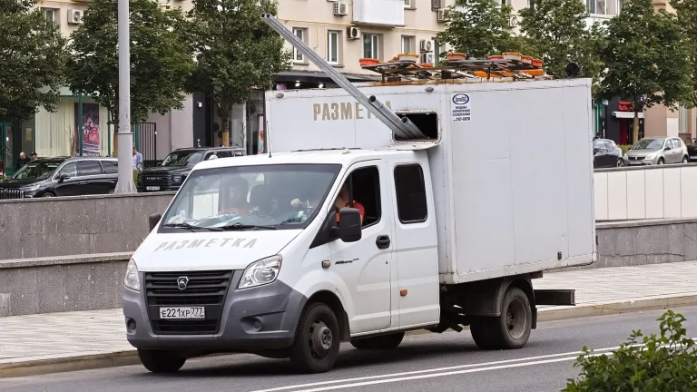 Voiture électrique réelle photographiée en extérieur pour « Les voitures électriques en ville en Belgique : ZFE et réglementations »