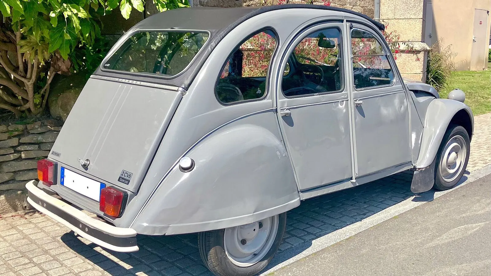Voiture réelle photographiée en extérieur pour « Voitures Familiales d’occasion en Belgique : Monospaces ou Breaks ? »