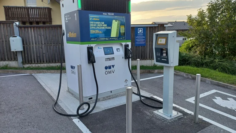 Voiture électrique réelle photographiée en extérieur pour « Voitures hybrides d’occasion en Belgique : Un bon plan ? »