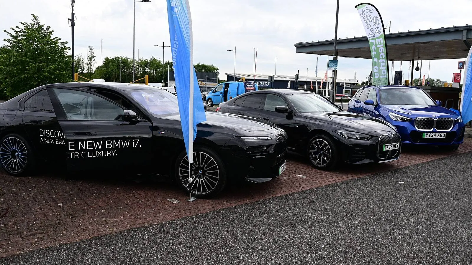 Voiture électrique réelle photographiée en extérieur pour « Voitures Hybrides d’Occasion en Belgique : Bon Plan pour la Ville et la Route ? »
