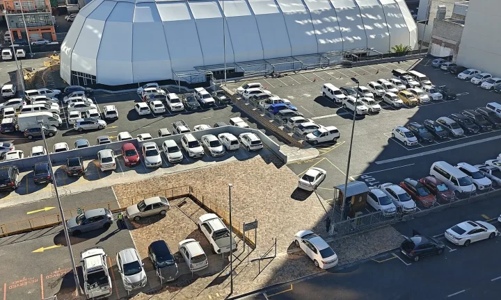plusieurs voitures réunies sur un parc automobile