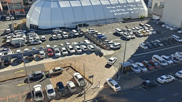 plusieurs voitures réunies sur un parc automobile