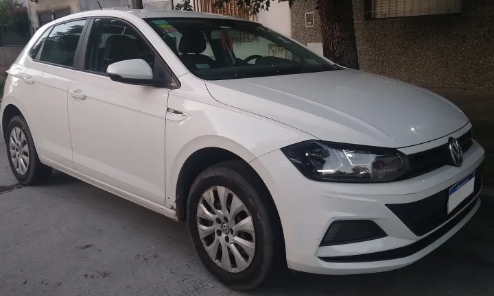 Volkswagen Polo de sixième génération photographiée de trois quarts avant