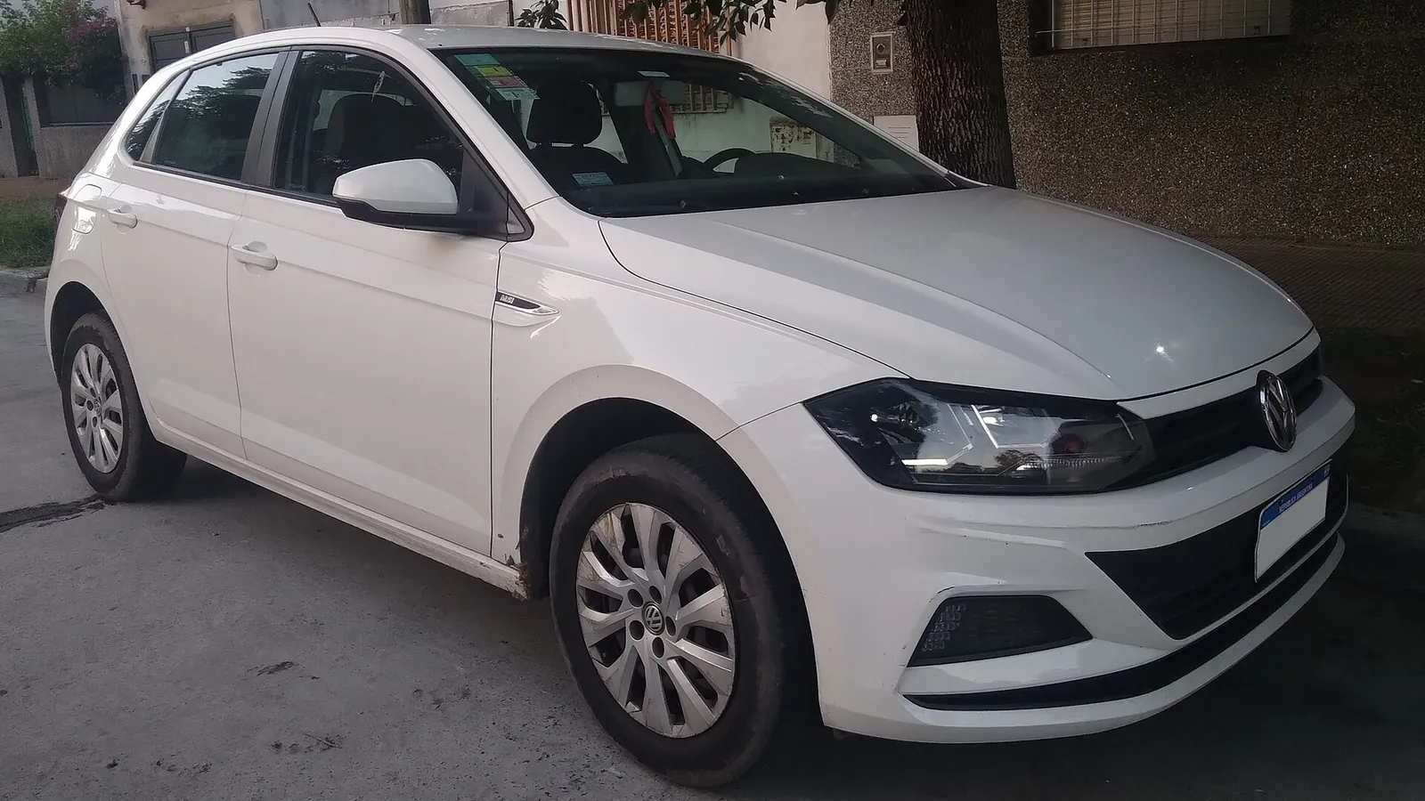 Volkswagen Polo de sixième génération photographiée de trois quarts avant