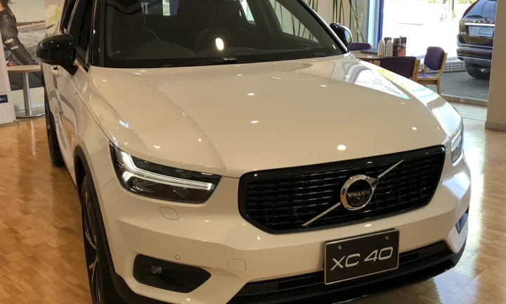 Volvo XC40 photographié de trois quarts avant