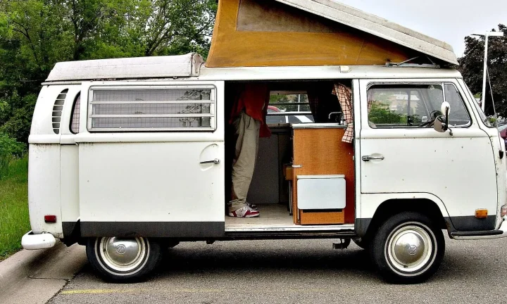 Camping-car réel photographié sur la route ou en stationnement pour « Voyager en Camping-car avec des Enfants en Belgique : Conseils de Parents Baroudeurs »