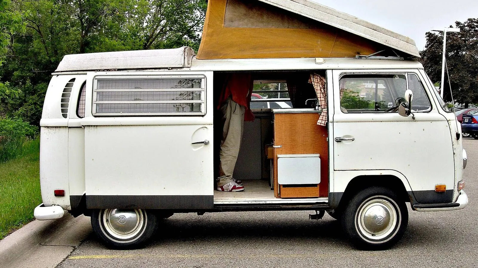Camping-car réel photographié sur la route ou en stationnement pour « Voyager en Camping-car avec des Enfants en Belgique : Conseils de Parents Baroudeurs »