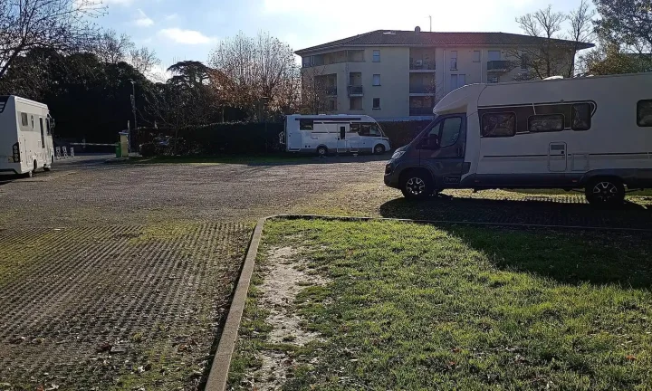 Camping-car réel photographié sur la route ou en stationnement pour « Voyager en Famille en Camping-Car en Belgique: Activités et Conseils Pratiques »