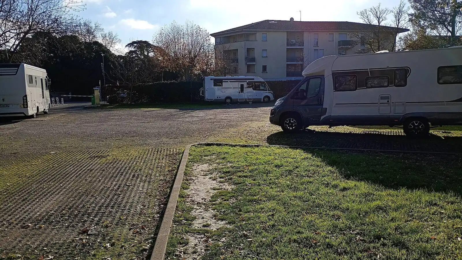 Camping-car réel photographié sur la route ou en stationnement pour « Voyager en Famille en Camping-Car en Belgique: Activités et Conseils Pratiques »