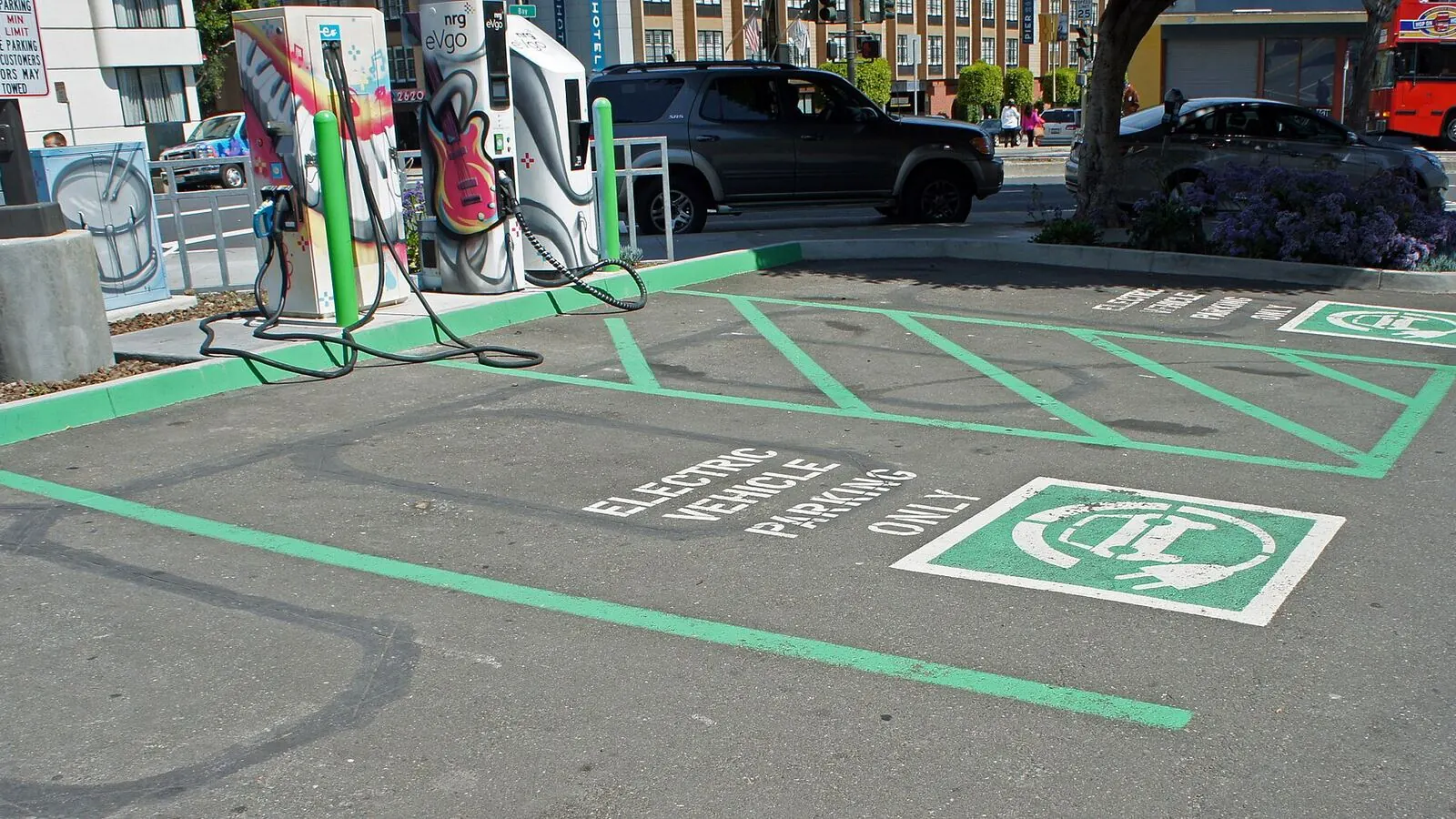 Voiture électrique réelle photographiée près d’une borne de recharge pour « Voyager en VE en Belgique : coût des recharges publiques et planification »