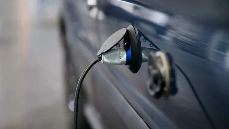Voiture électrique réelle photographiée en extérieur pour « Voyager en voiture électrique à travers la Belgique et l’Europe : Planification »