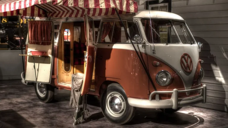 Camping-car réel photographié sur la route ou en stationnement pour « Week-ends en camping-car en Belgique : Nos top 5 des destinations rapides »