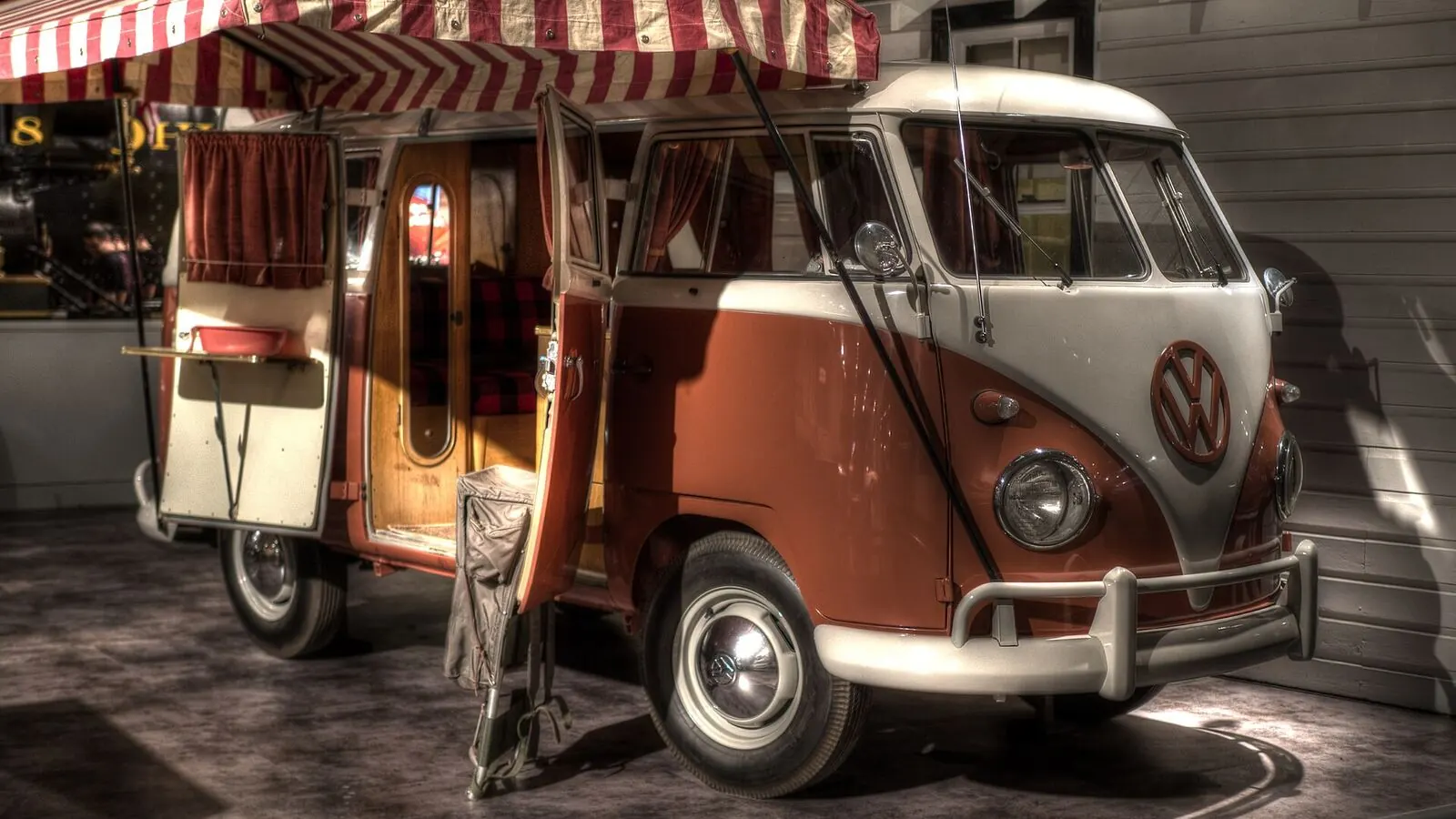 Camping-car réel photographié sur la route ou en stationnement pour « Week-ends en camping-car en Belgique : Nos top 5 des destinations rapides »