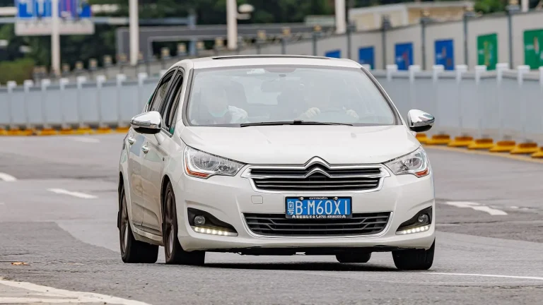 Voiture réelle photographiée en extérieur pour « Zones de Basses Émissions (LEZ) en Belgique : Impact sur l’Achat d’Occasion »