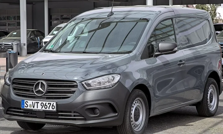 Voiture électrique réelle photographiée en extérieur pour « Zones à Faibles Émissions (LEZ) en Belgique : Impact sur les Voitures Électriques »