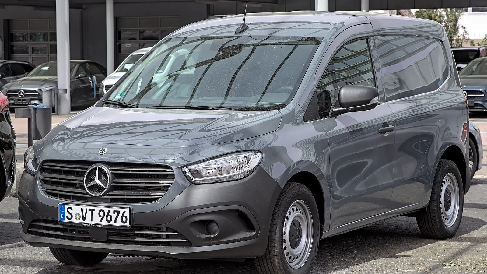 Voiture électrique réelle photographiée en extérieur pour « Zones à Faibles Émissions (LEZ) en Belgique : Impact sur les Voitures Électriques »