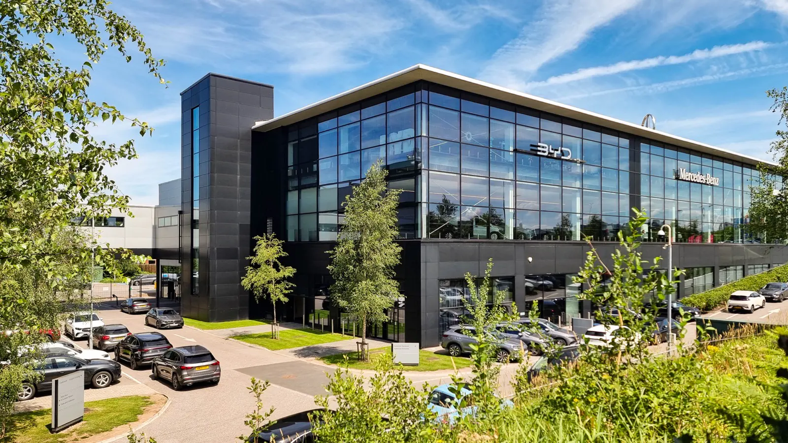 Voitures exposées dans une concession lors d’une comparaison de financement