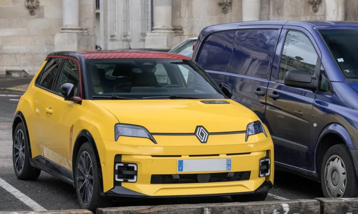 Renault 5 E-Tech électrique jaune stationnée en France en 2026