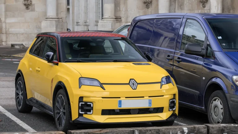 Renault 5 E-Tech électrique jaune stationnée en France en 2026