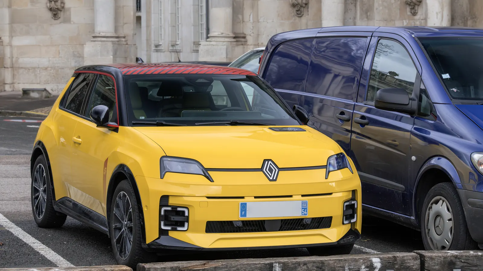 Renault 5 E-Tech électrique jaune stationnée en France en 2026