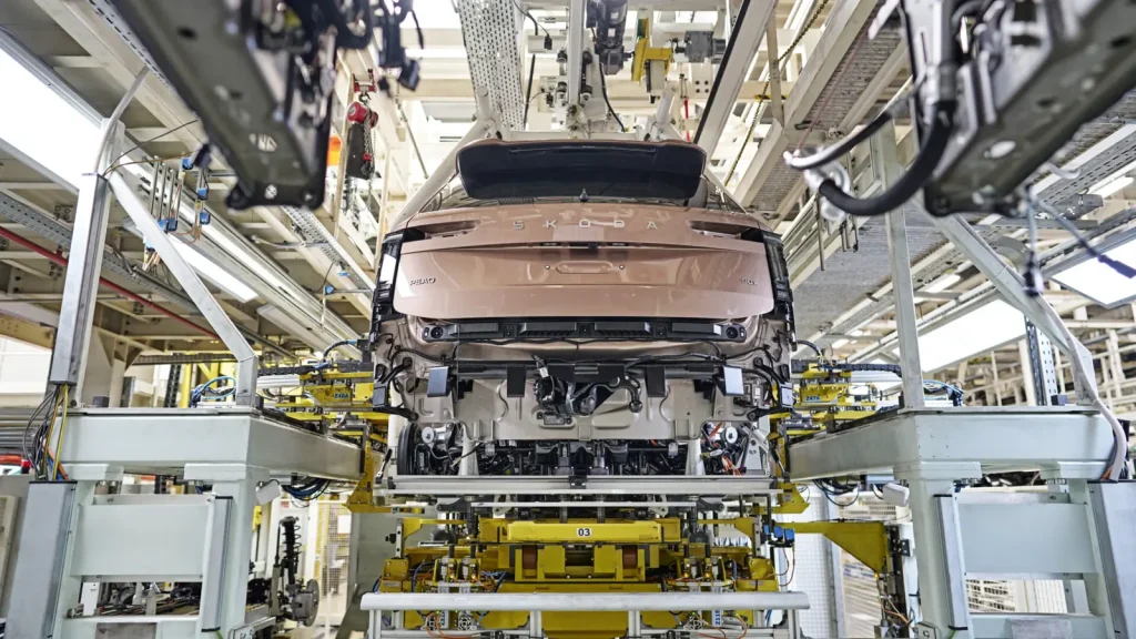 Škoda Peaq 90x rose sur la ligne de production de Mladá Boleslav