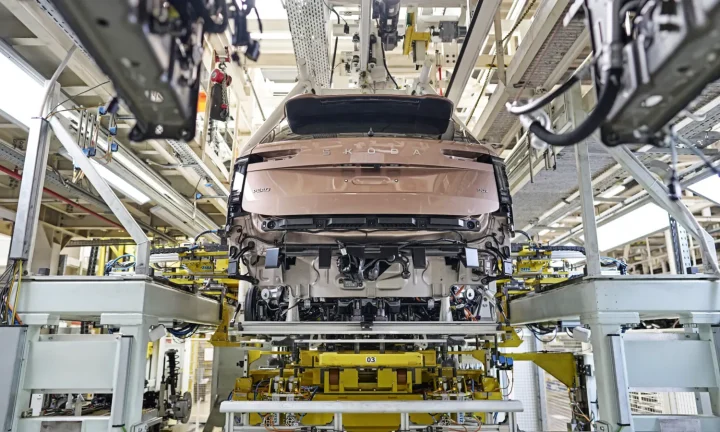 Škoda Peaq 90x rose sur la ligne de production de Mladá Boleslav