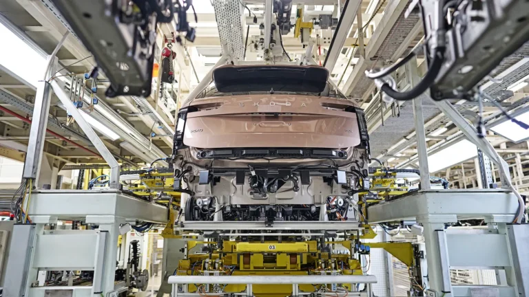 Škoda Peaq 90x rose sur la ligne de production de Mladá Boleslav