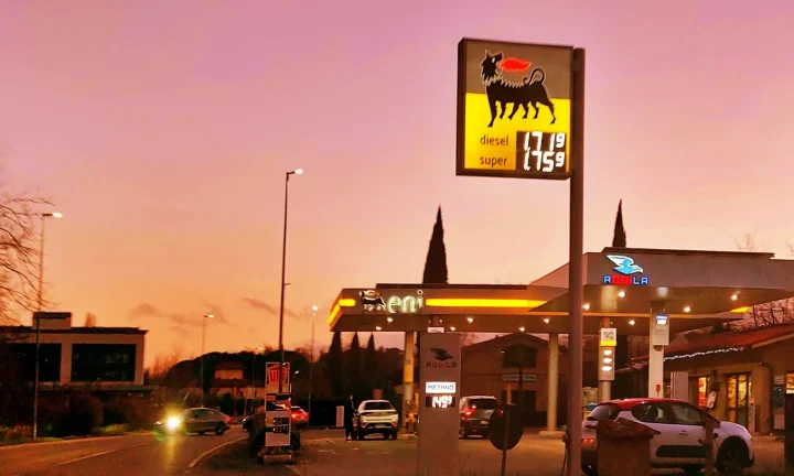 Pompes réelles de benzine, diesel et méthane dans une station-service italienne