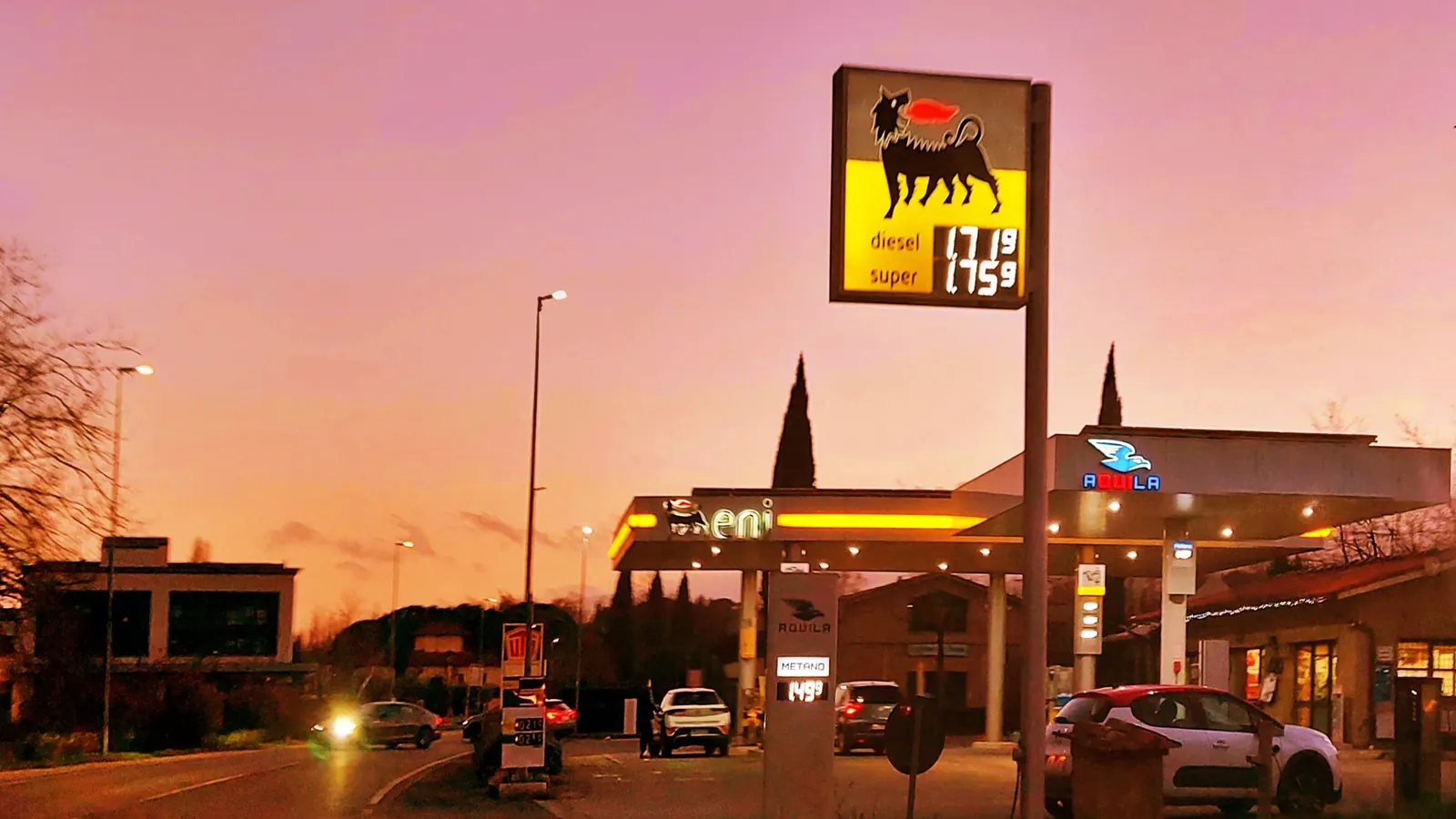 Pompes réelles de benzine, diesel et méthane dans une station-service italienne
