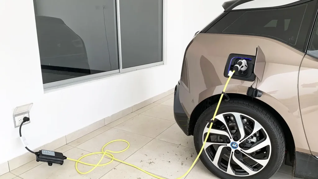 BMW i3 branchée sur une prise domestique pour une recharge à domicile