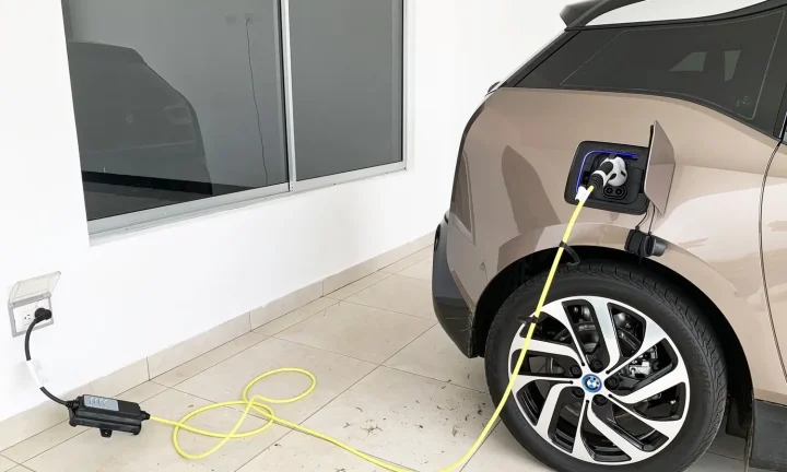 BMW i3 branchée sur une prise domestique pour une recharge à domicile