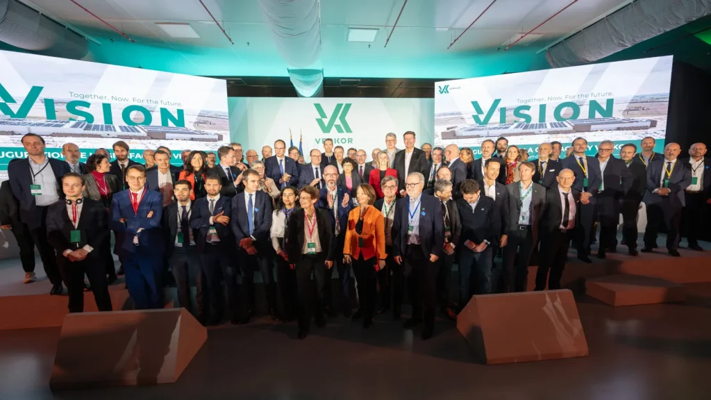 Participants à l’inauguration de la gigafactory Verkor de Dunkerque devant une vue du site