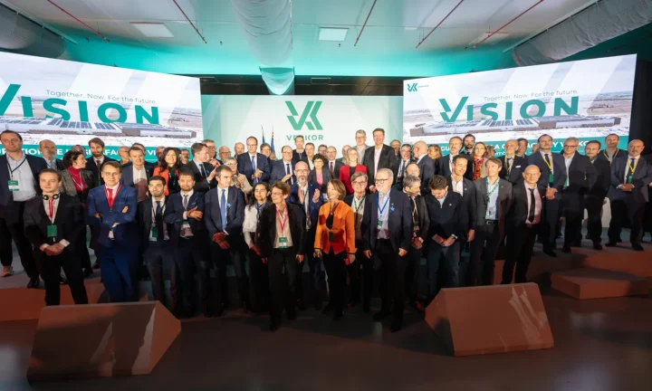 Participants à l’inauguration de la gigafactory Verkor de Dunkerque devant une vue du site
