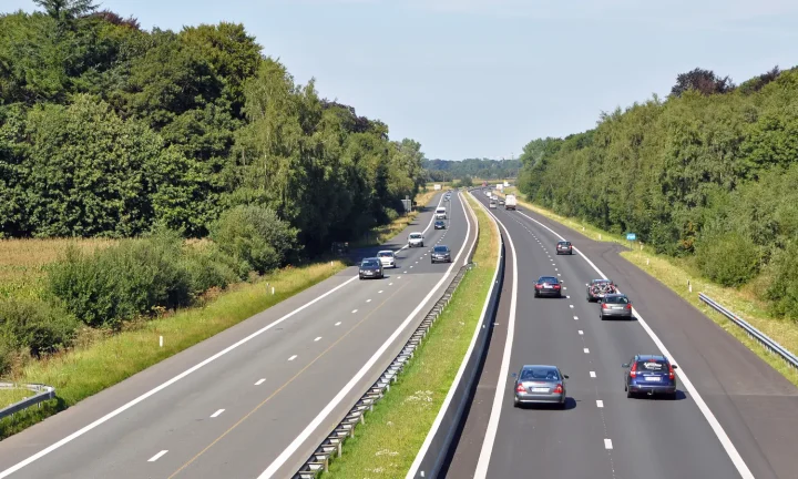 Circulation sur l’autoroute A17 près d’Oostkamp en Belgique