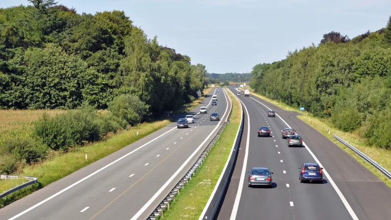 Circulation sur l’autoroute A17 près d’Oostkamp en Belgique