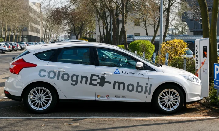Voiture électrique branchée à une borne de recharge à Cologne en Allemagne