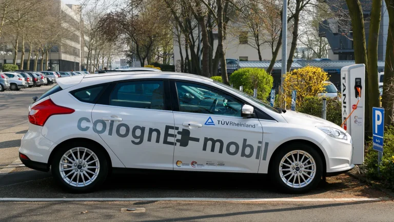 Voiture électrique branchée à une borne de recharge à Cologne en Allemagne