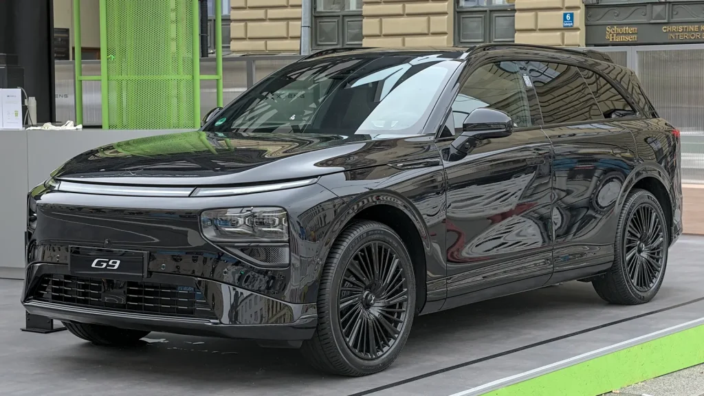 XPeng G9 noir exposé à l’IAA de Munich 2025
